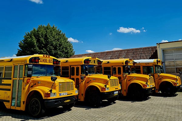 Vier gelbe amerikanische Schulbusse umgebaut zu Partybussen